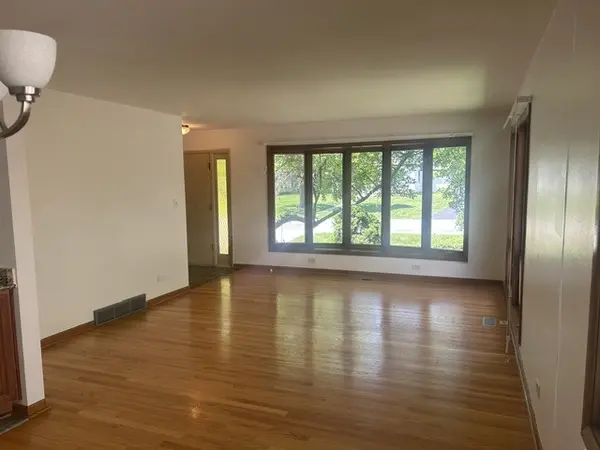1s471 monterey AVE, Oakbrook Terrace, IL 60181