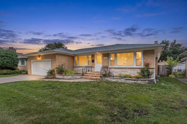 5018 Dobson ST, Skokie, IL 60077