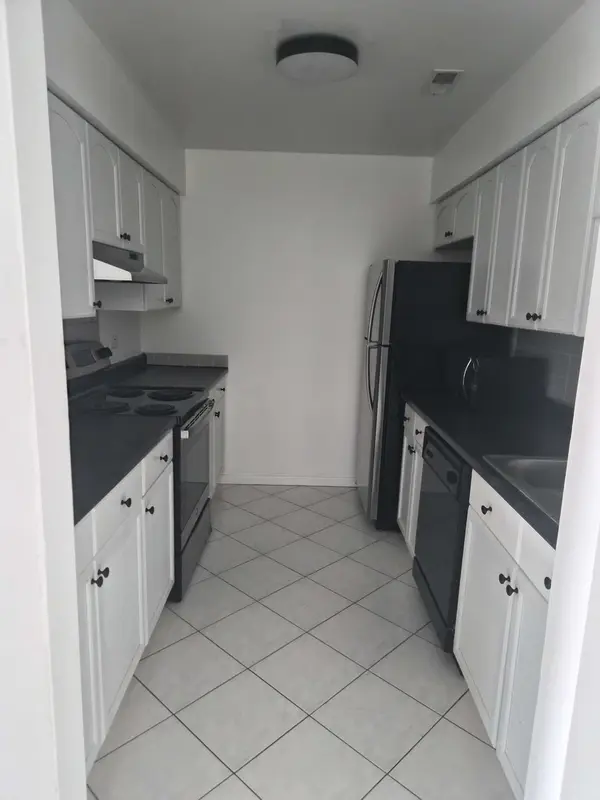 1424 Stonebridge CIR #L9, Wheaton, IL 60189