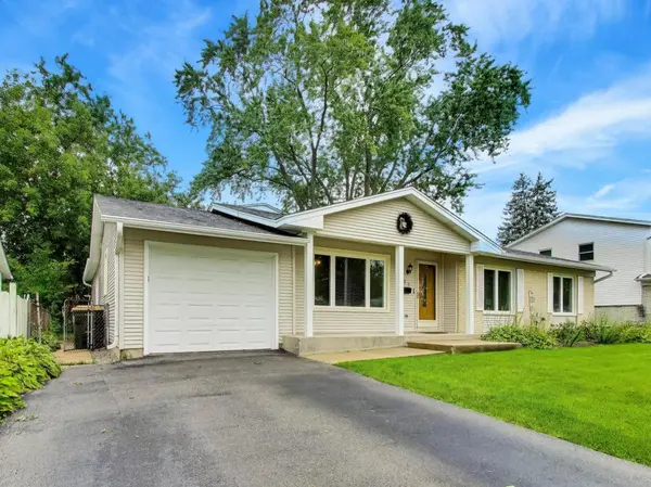 603 Chelmsford LN, Elk Grove Village, IL 60007