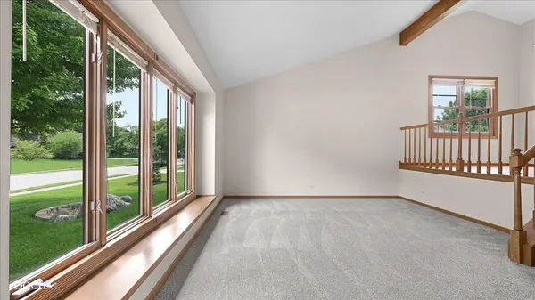 29 Mayfair LN, Aurora, IL 60504