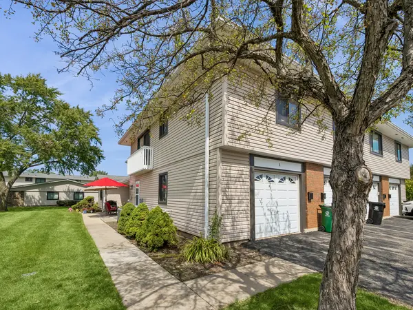 135 Fairlane CT #A, Bloomingdale, IL 60108