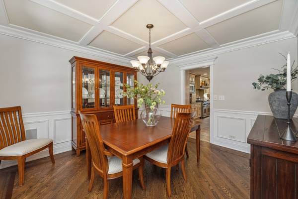 2104 Kenton LN, Libertyville, IL 60048