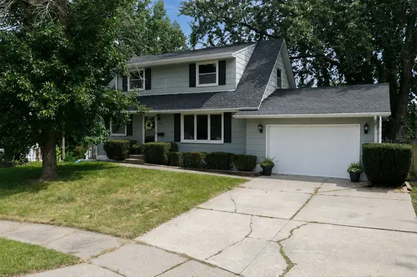 4085 Kings CT, Bettendorf, IA 52722
