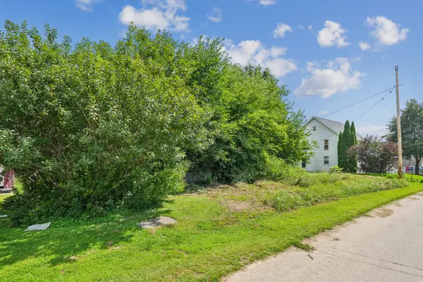 1143 432nd AVE, Clinton, IA 52732