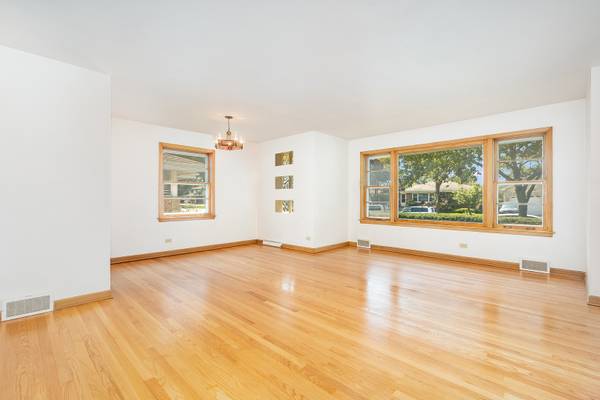 7046 W Cleveland ST, Niles, IL 60714