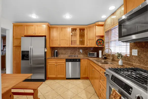 5253 Davis ST, Skokie, IL 60076