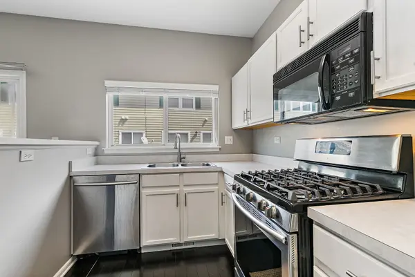 1095 VILLAGE CENTER Pkwy #5, Aurora, IL 60506