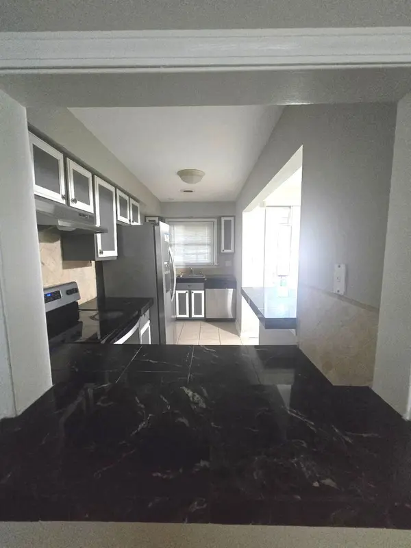 209 Washington SQ #D, Elk Grove Village, IL 60007