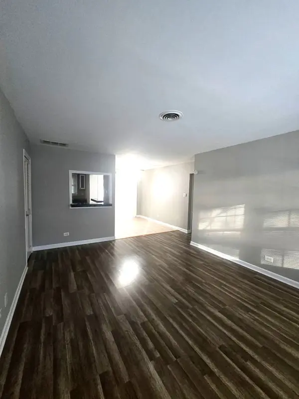 209 Washington SQ #D, Elk Grove Village, IL 60007