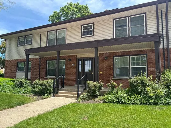 209 Washington SQ #D, Elk Grove Village, IL 60007
