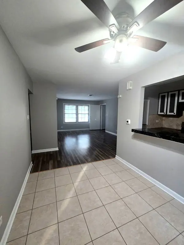 209 Washington SQ #D, Elk Grove Village, IL 60007