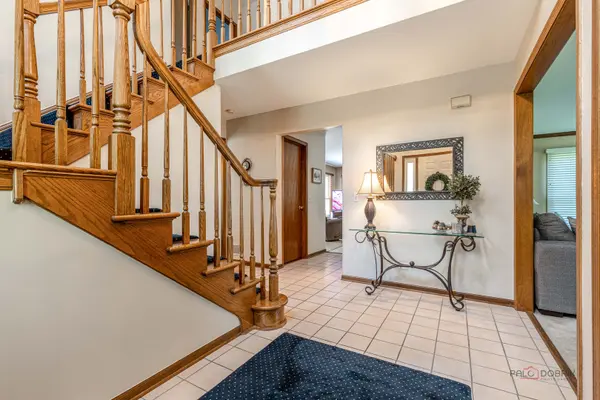 8 N Old Creek RD, Vernon Hills, IL 60061