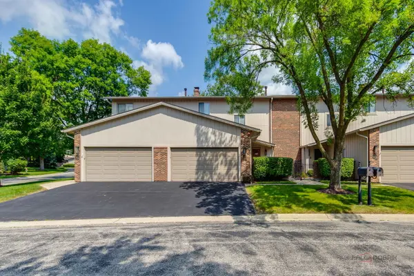 19W182 Ginny LN #182, Oak Brook, IL 60523