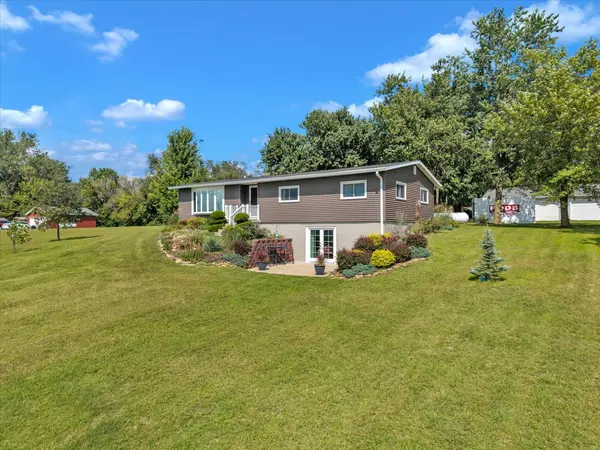 19310 Acker RD, Fulton, IL 61252