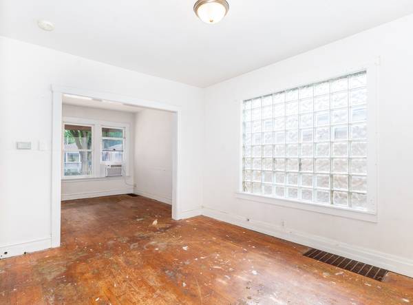 4952 W Ainslie ST, Chicago, IL 60630