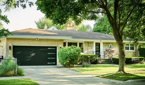 4555 Cleveland ST, Skokie, IL 60076