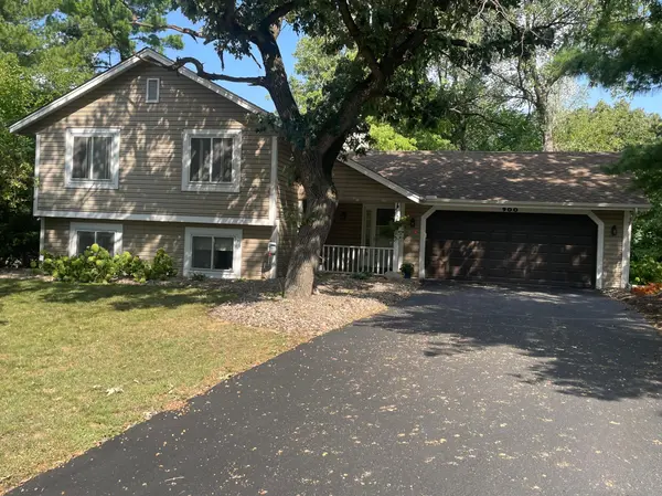 900 Lacota LN, Burnsville, MN 55337