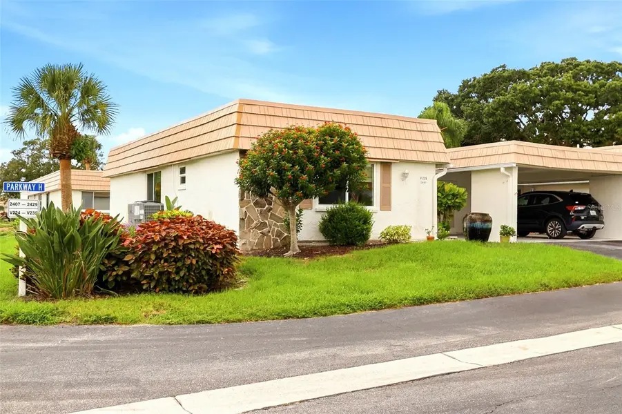 2407 RIVERBLUFF Pkwy #V-226, Sarasota, FL 34231