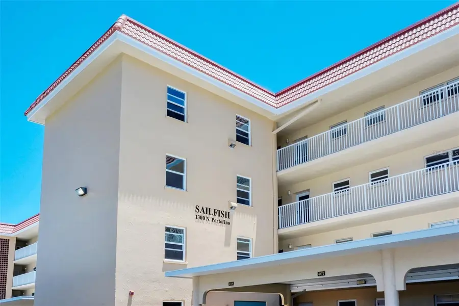 1300 N PORTOFINO DR #305, Sarasota, FL 34242