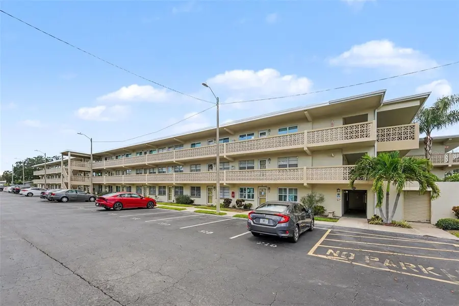 951 79TH AVE N #APT 322, St Petersburg, FL 33702