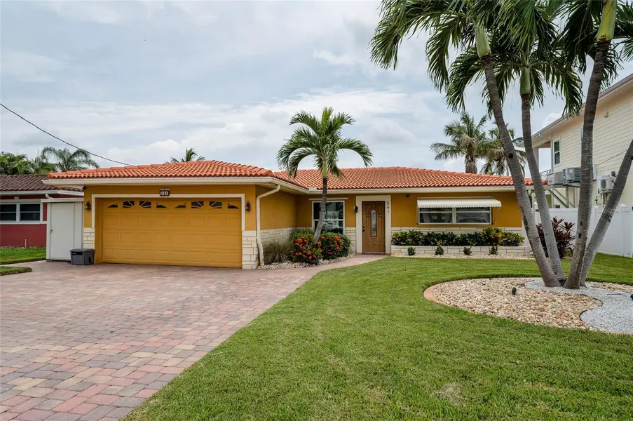541 CRYSTAL DR, Madeira Beach, FL 33708