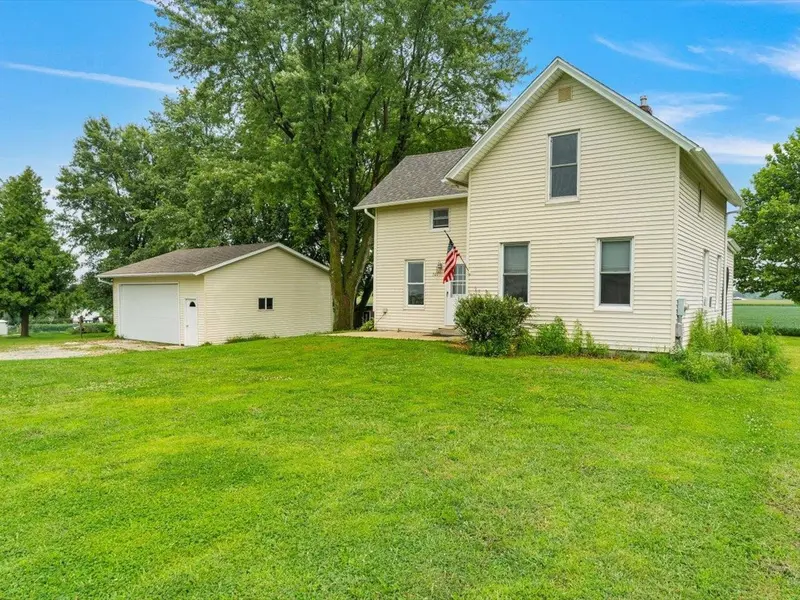 301 1st ST, Long Grove, IA 52756