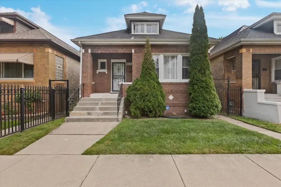 8225 S MANISTEE AVE, Chicago, IL 60617