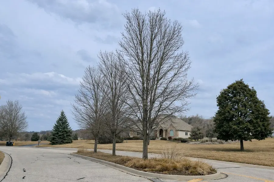 1852 Red Oak LN, Spring Grove, IL 60081