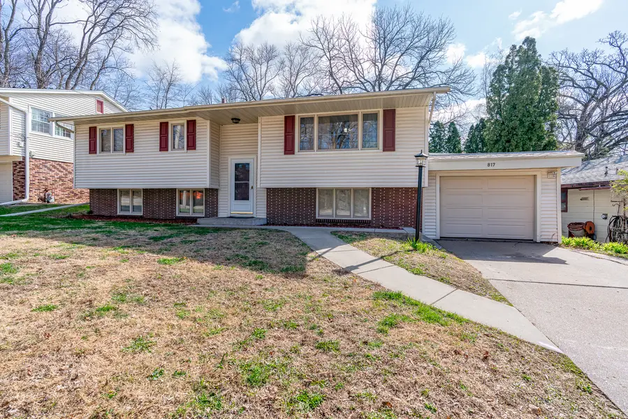 817 16th ST, Bettendorf, IA 52722