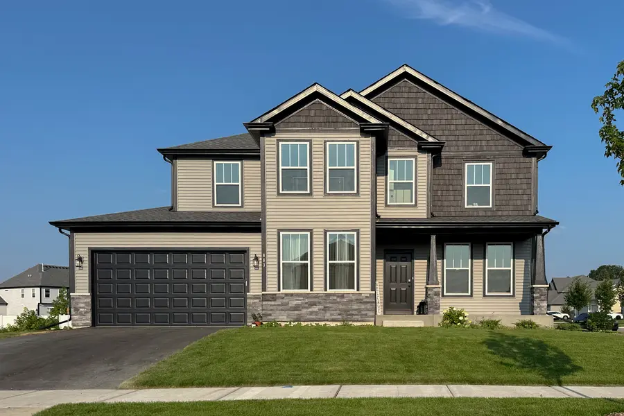 5916 Woody Creek LN, Bettendorf, IA 52722