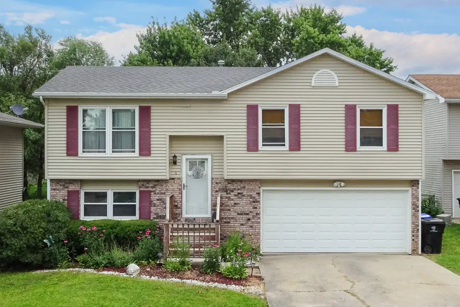 4 Moonstone CT, Bloomington, IL 61704