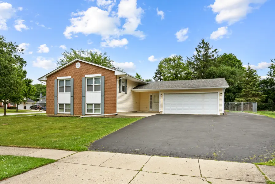 1381 Volkamer TRL, Elk Grove Village, IL 60007