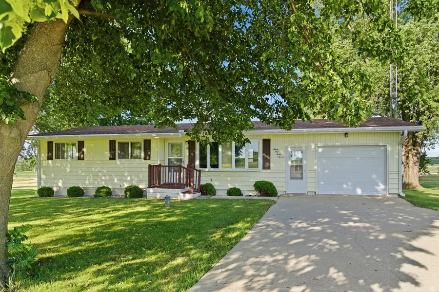 3447 Hilldale DR, Freeport, IL 61032