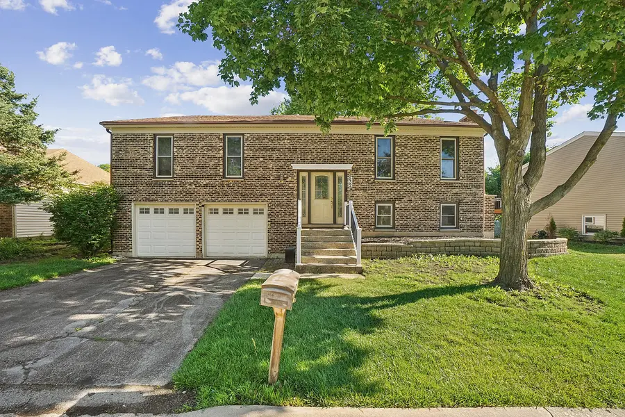 532 Iroquois TRL, Carol Stream, IL 60188