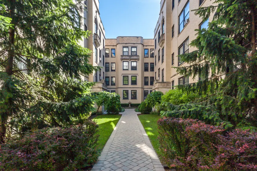 3608 N Pine Grove AVE #B7, Chicago, IL 60613