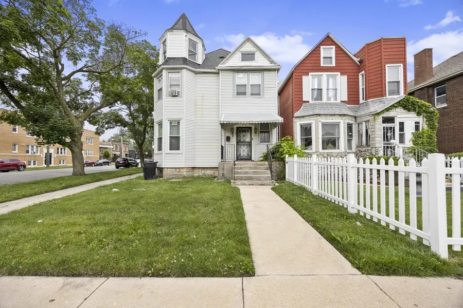 8956 S Dauphin AVE, Chicago, IL 60619