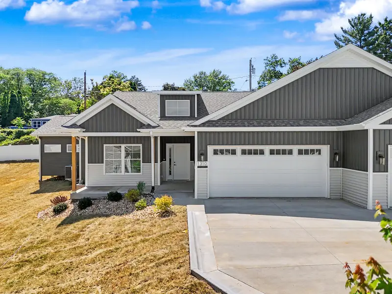 1310 Heights CT, Bettendorf, IA 52722
