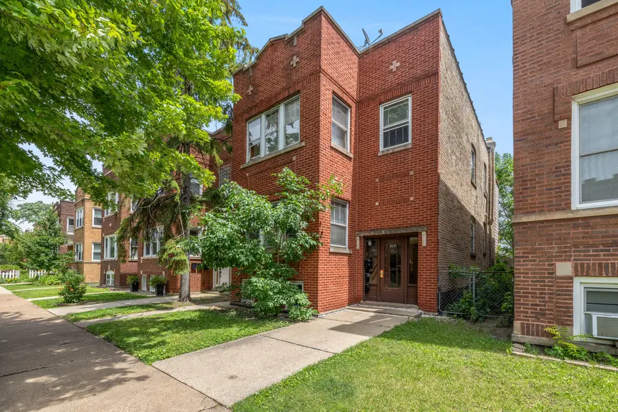3031 N DAVLIN CT, Chicago, IL 60618