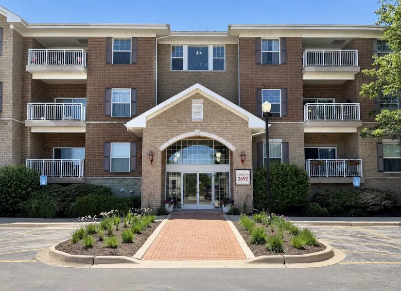 2692 Stone CIR #302, Geneva, IL 60134