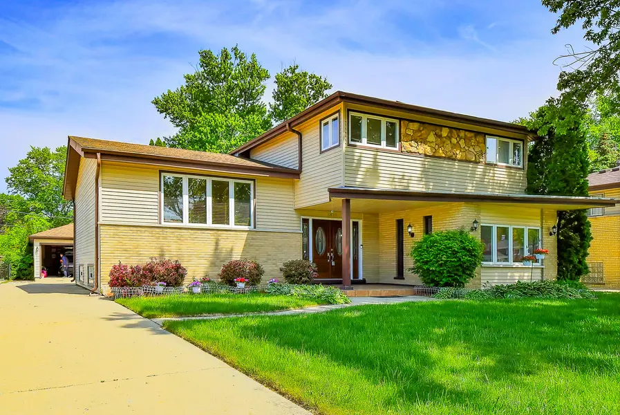 1413 N Burning Bush LN, Mount Prospect, IL 60056