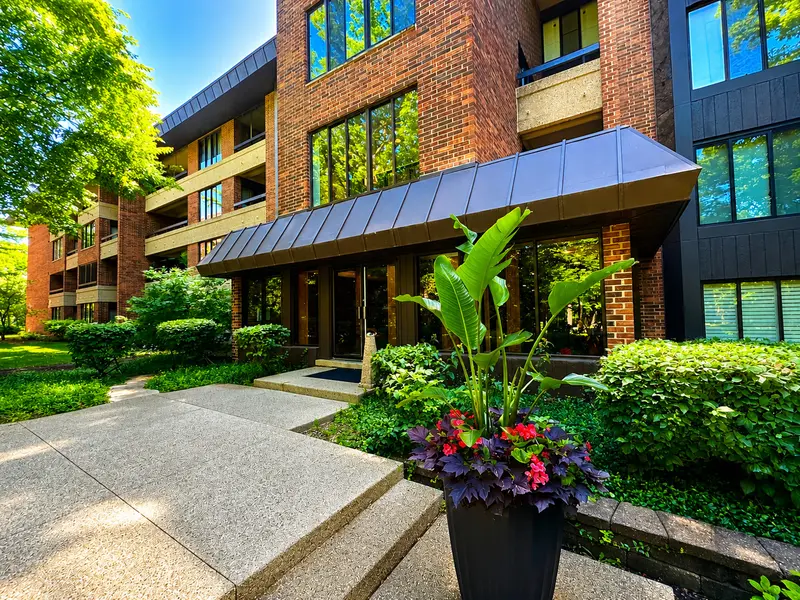 1401 Burr Oak RD #303B, Hinsdale, IL 60521