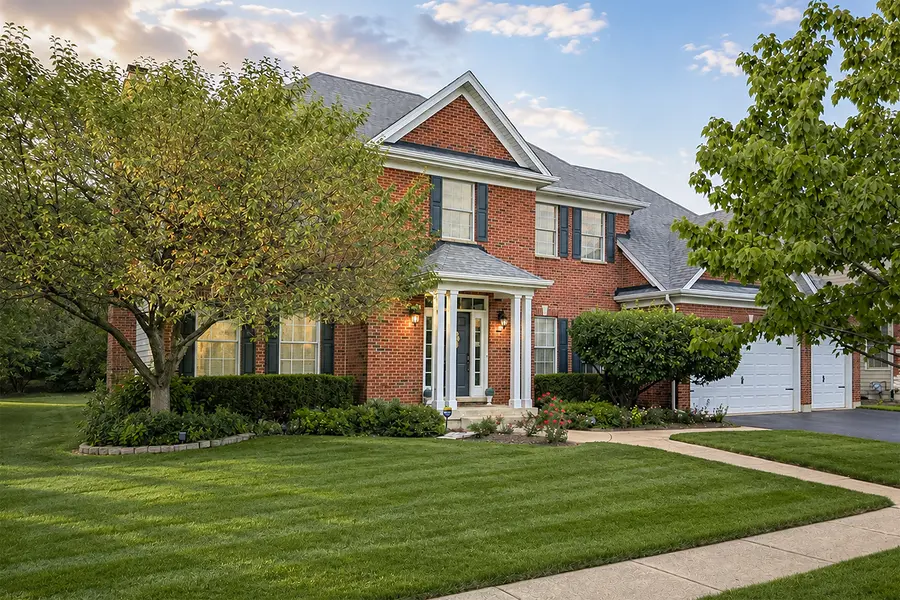 40W612 N Blue Lake CIR, Campton Hills, IL 60175