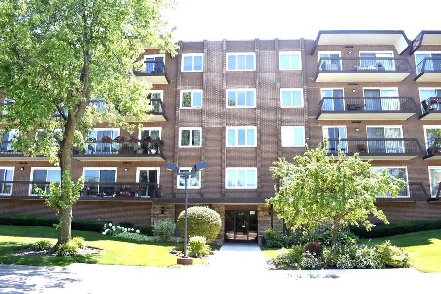 8001 W Courte DR #310, Niles, IL 60714