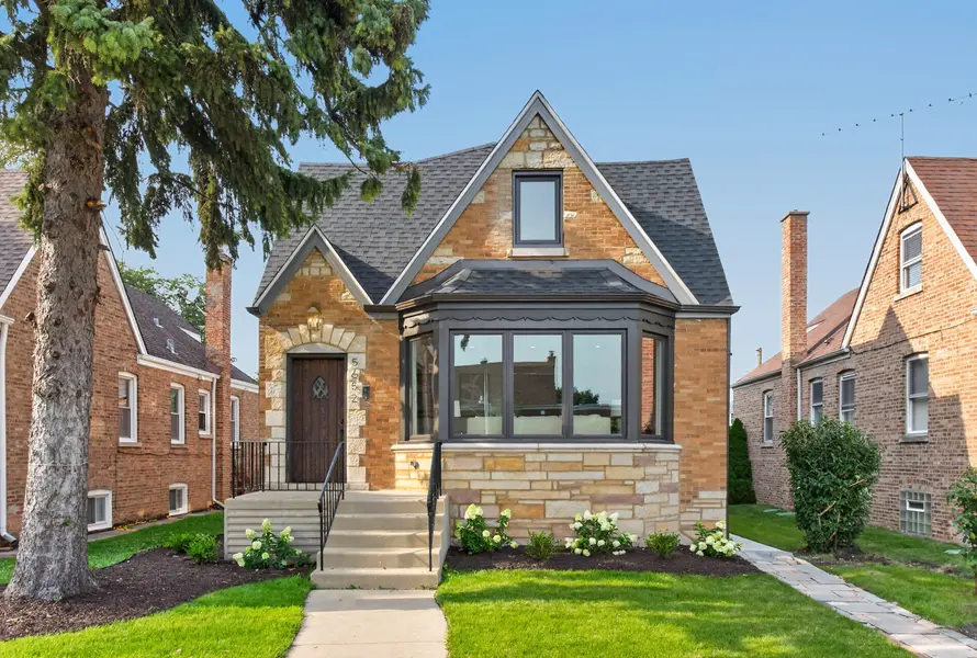 5652 W Cullom AVE, Chicago, IL 60634