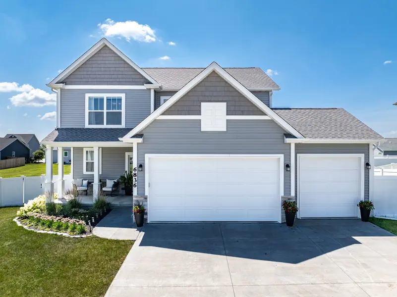 6836 Matthews CT, Bettendorf, IA 52722