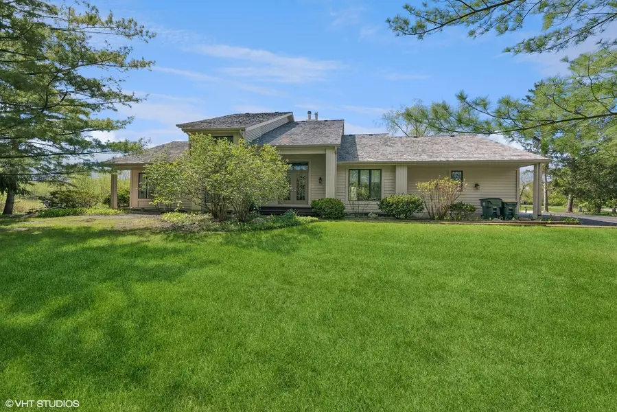 15020 King DR, Green Oaks, IL 60048