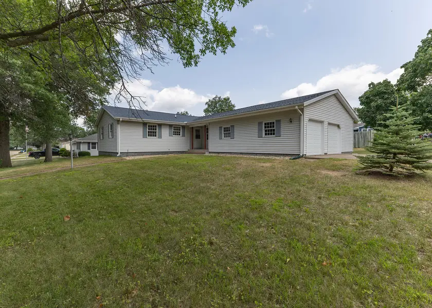 1402 Rosehill AVE, Camanche, IA 52730