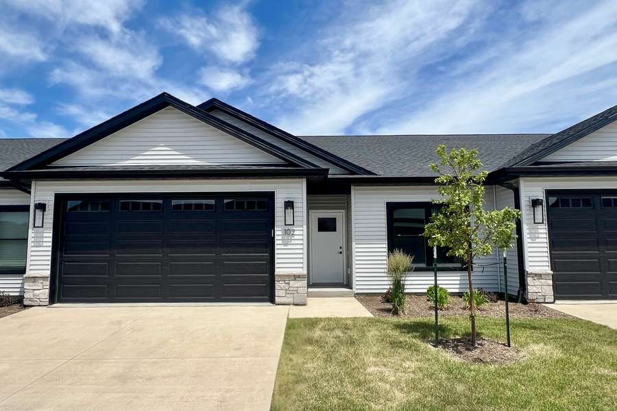 1875 Redbud CIR #102, Eldridge, IA 52748