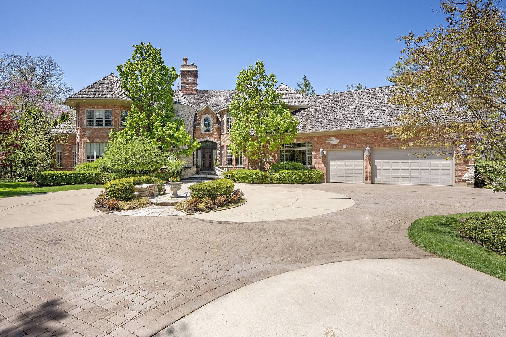1890 Robinwood LN, Riverwoods, IL 60015